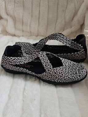 bernie mev. Black and White Cross-Strap Patterned Flats
